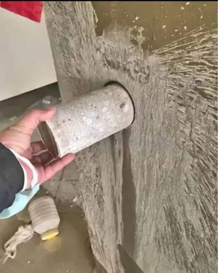 عينة خرسانية مستخرجة بعد تنفيذ تخريم بالكور.