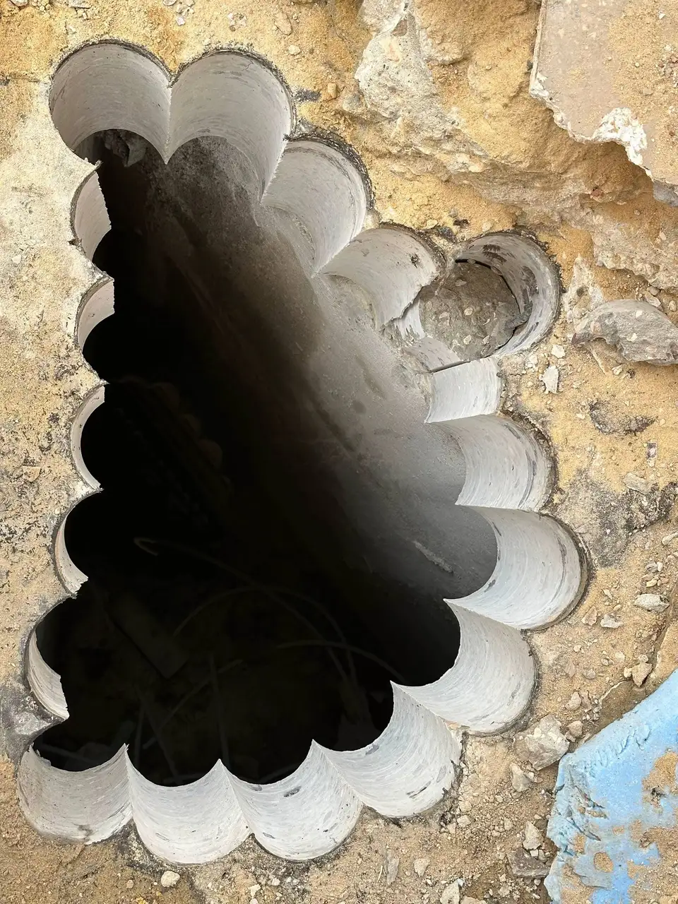 فتحة دائرية كبيرة داخل خرسانة لغاز أو مدخنة.