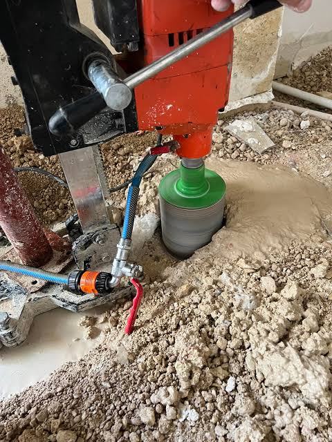 تخريم كور داخل أرضية خرسانية لسباكة أو صرف.