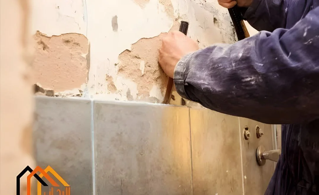 أعمال هدم وإزالة بعد رفع أجزاء خرسانية وتجهيز الموقع.